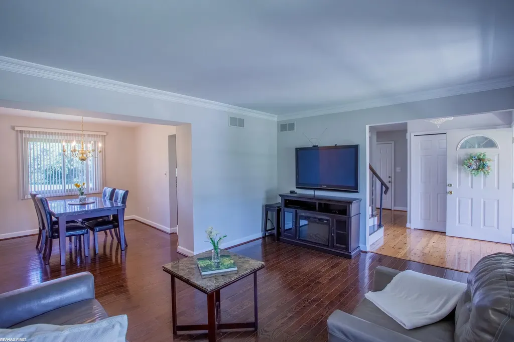 1083 Shallowdale Drive Troy City MI 48085