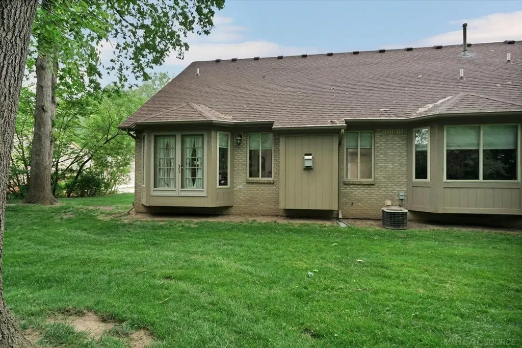 15634 Corso Drive Clinton Charter Township MI 48035