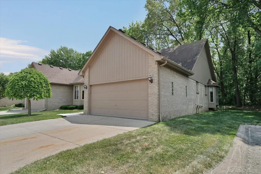 15634 Corso Drive Clinton Charter Township MI 48035