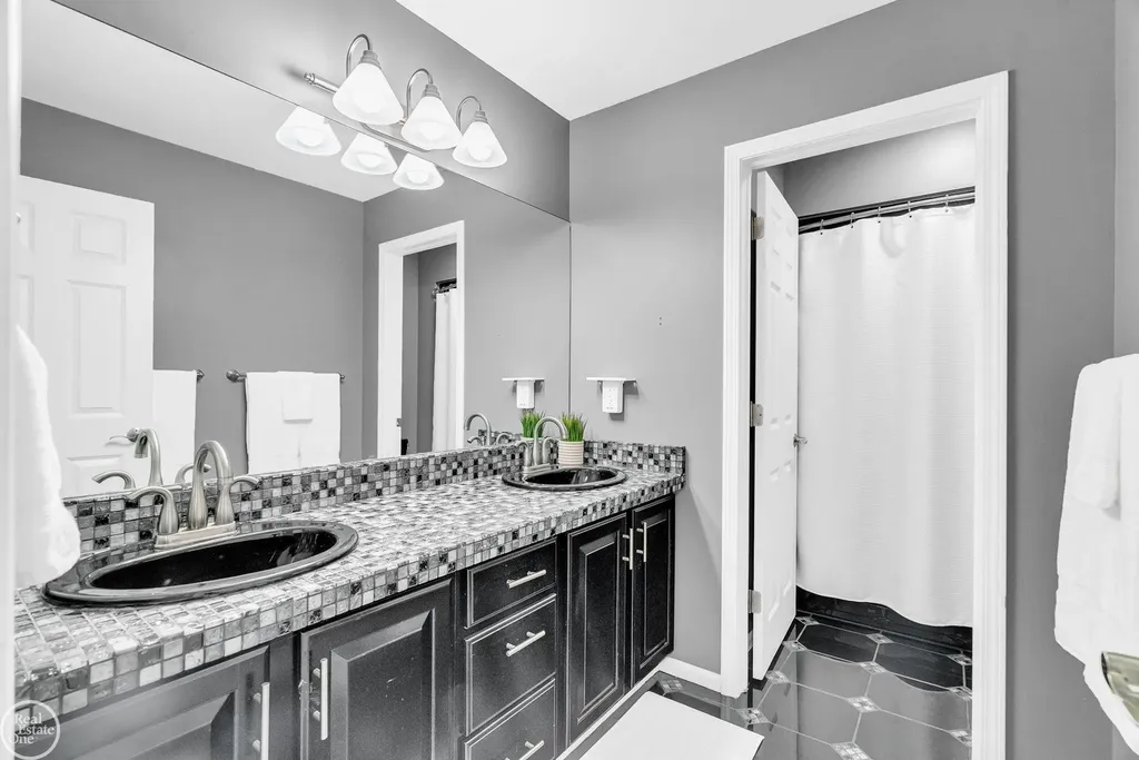 3007 Shorewood Boulevard Fort Gratiot Charter Township MI 48059