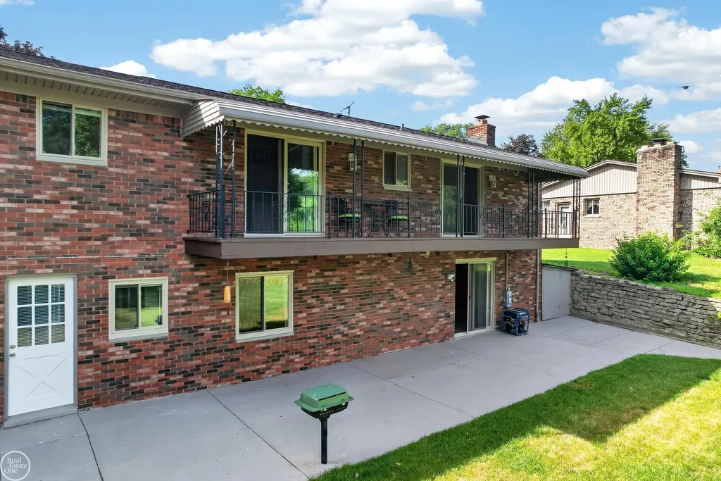 8650 Sandy Crest Drive White Lake Charter Township MI 48386