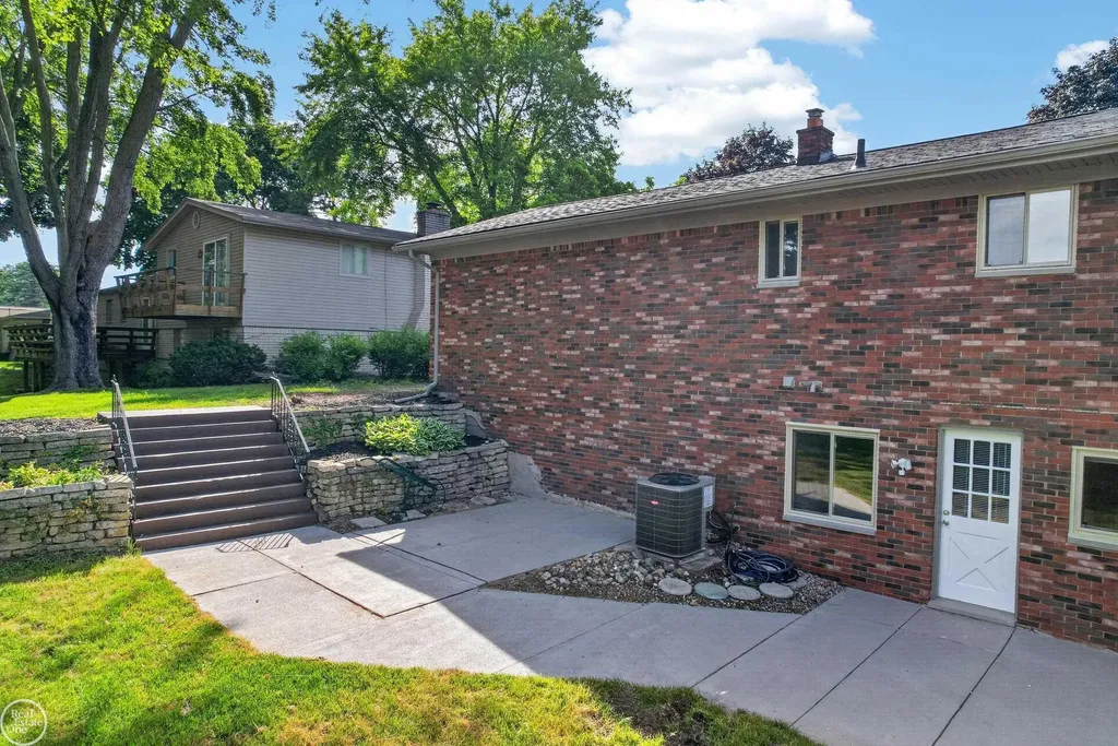 8650 Sandy Crest Drive White Lake Charter Township MI 48386