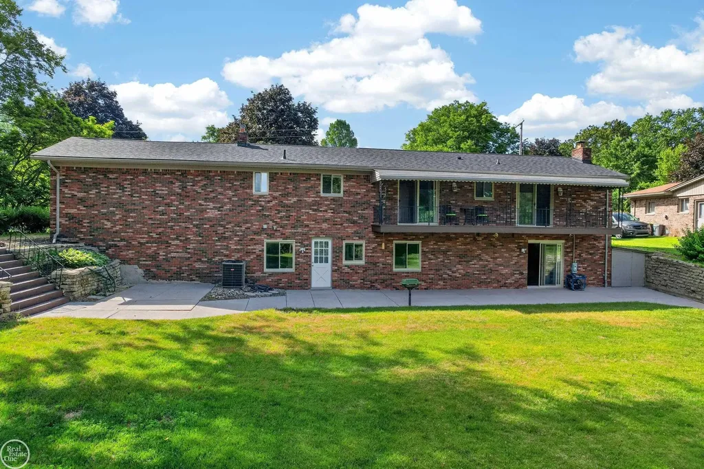 8650 Sandy Crest Drive White Lake Charter Township MI 48386