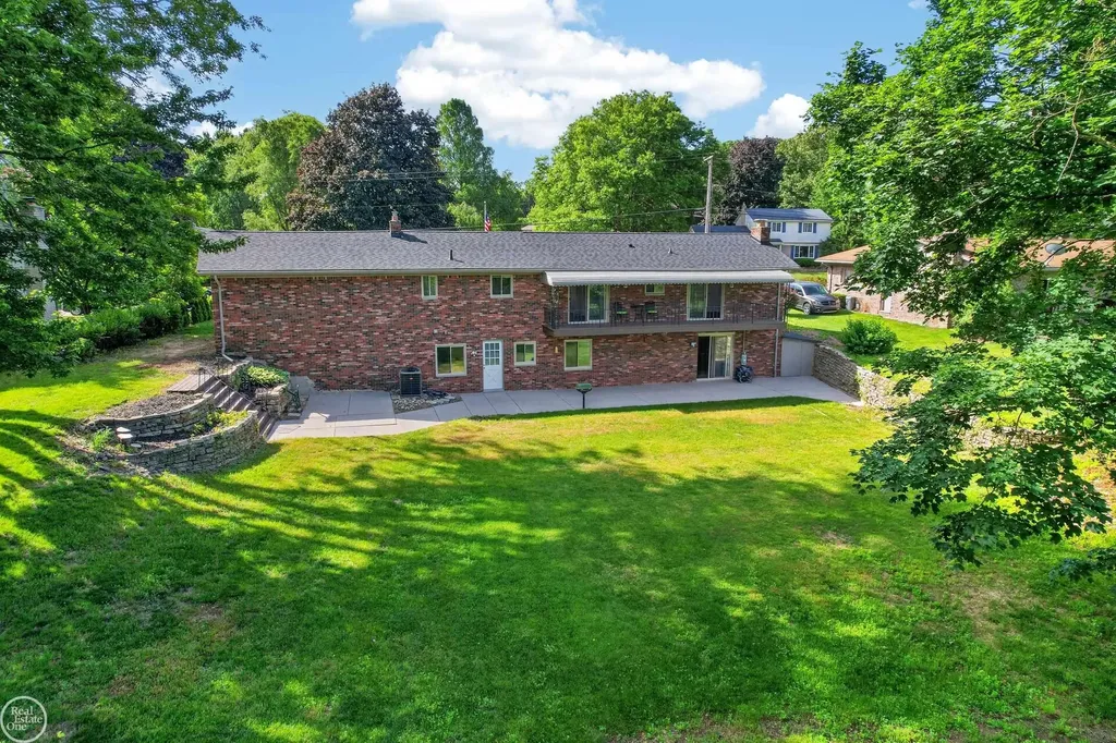 8650 Sandy Crest Drive White Lake Charter Township MI 48386
