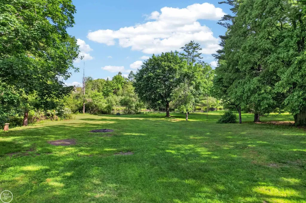 8650 Sandy Crest Drive White Lake Charter Township MI 48386