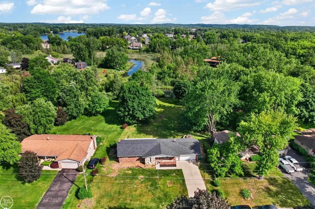 8650 Sandy Crest Drive White Lake Charter Township MI 48386