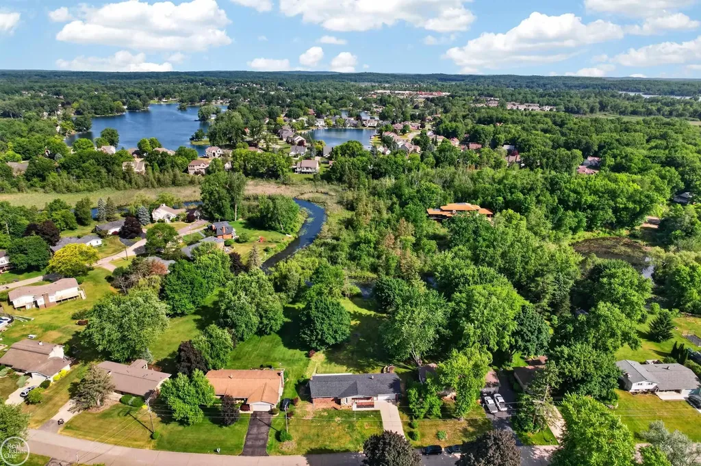 8650 Sandy Crest Drive White Lake Charter Township MI 48386