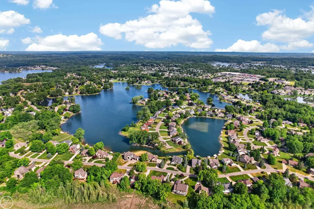 8650 Sandy Crest Drive White Lake Charter Township MI 48386
