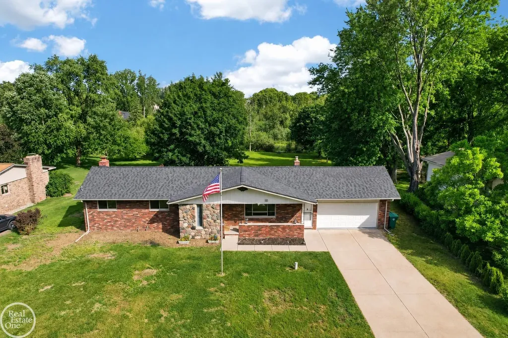8650 Sandy Crest Drive White Lake Charter Township MI 48386