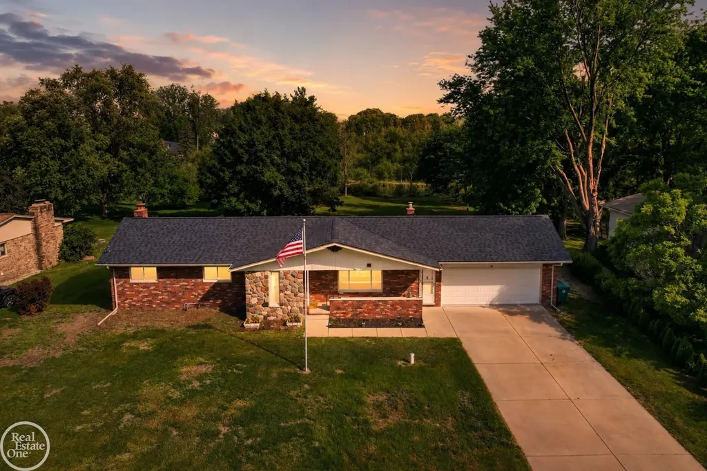 8650 Sandy Crest Drive White Lake Charter Township MI 48386