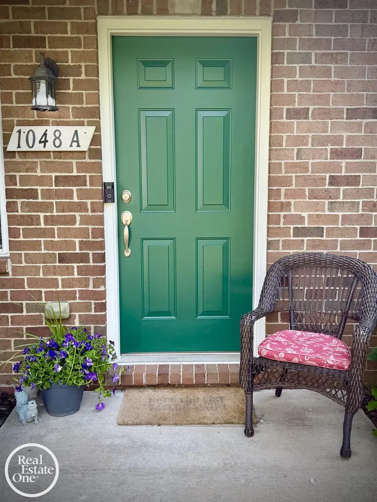 1048 Lakepointe Street Grosse Pointe Park City MI 48230