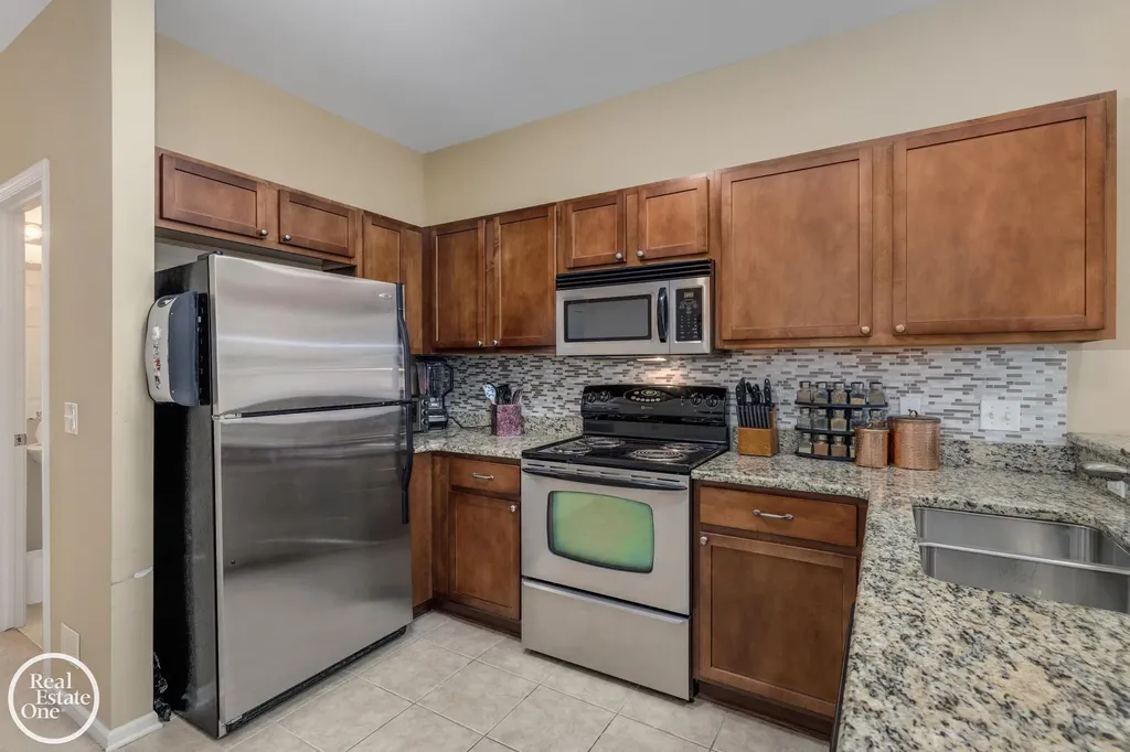 1048 Lakepointe Street Grosse Pointe Park City MI 48230