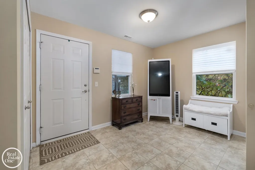 1048 Lakepointe Street Grosse Pointe Park City MI 48230