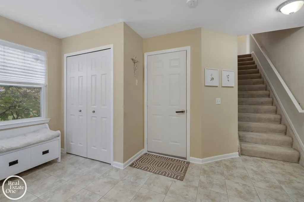 1048 Lakepointe Street Grosse Pointe Park City MI 48230