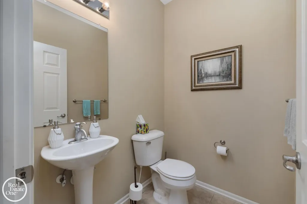 1048 Lakepointe Street Grosse Pointe Park City MI 48230