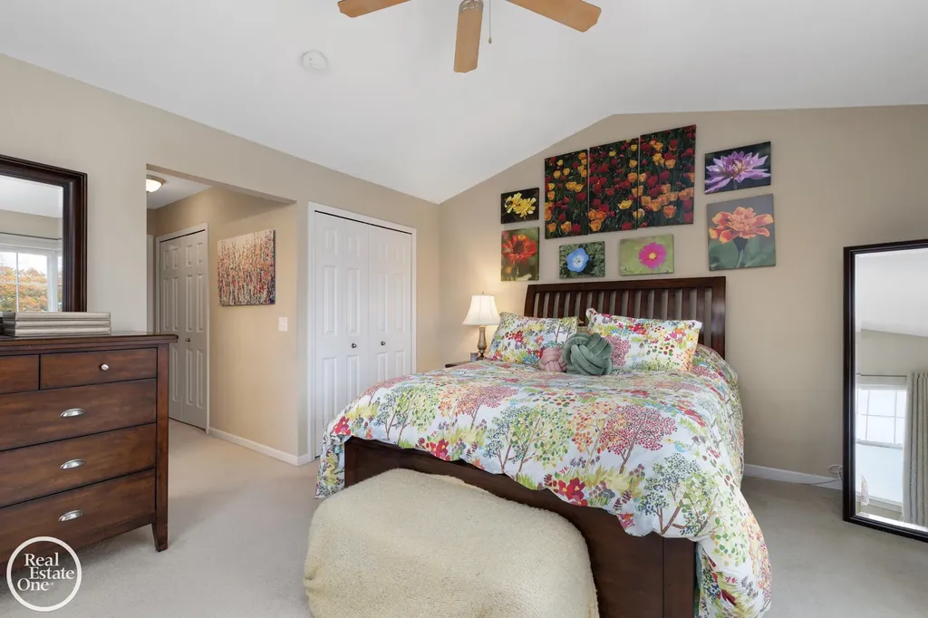1048 Lakepointe Street Grosse Pointe Park City MI 48230