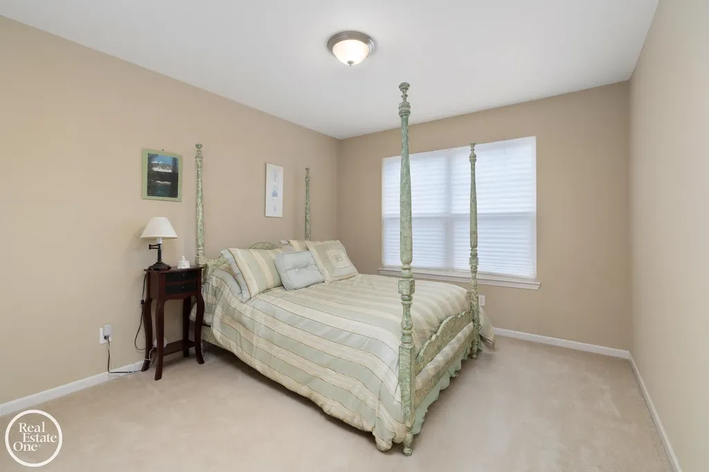 1048 Lakepointe Street Grosse Pointe Park City MI 48230