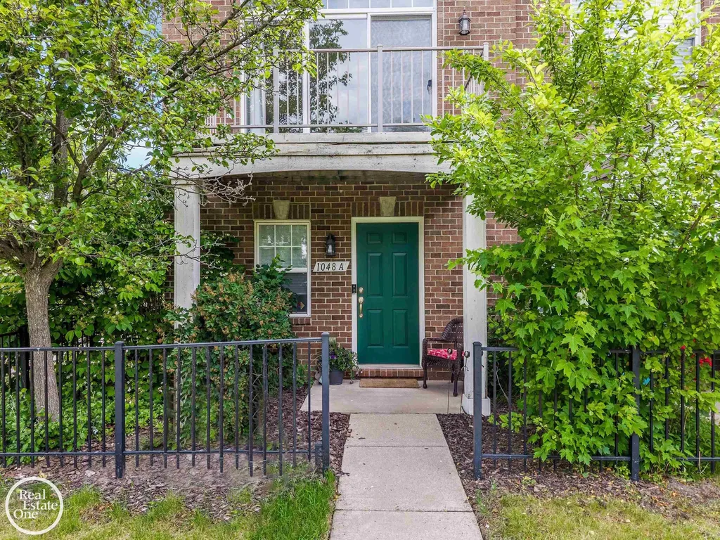 1048 Lakepointe Street Grosse Pointe Park City MI 48230