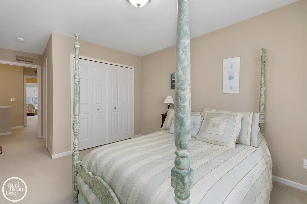 1048 Lakepointe Street Grosse Pointe Park City MI 48230