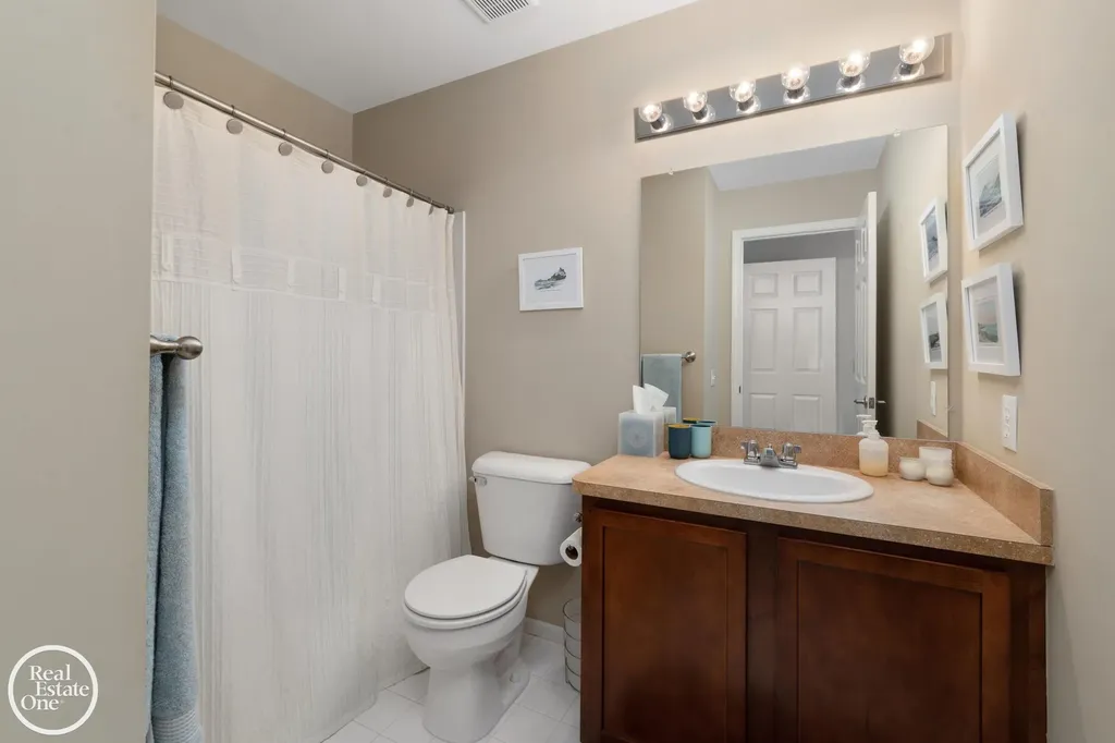 1048 Lakepointe Street Grosse Pointe Park City MI 48230