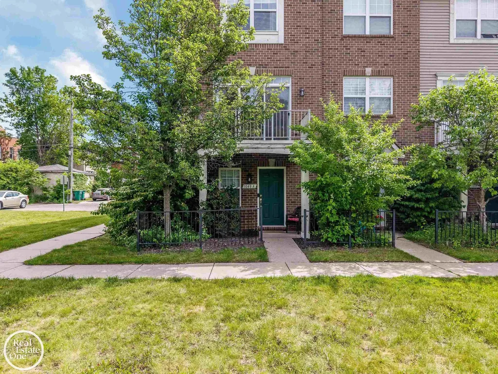 1048 Lakepointe Street Grosse Pointe Park City MI 48230