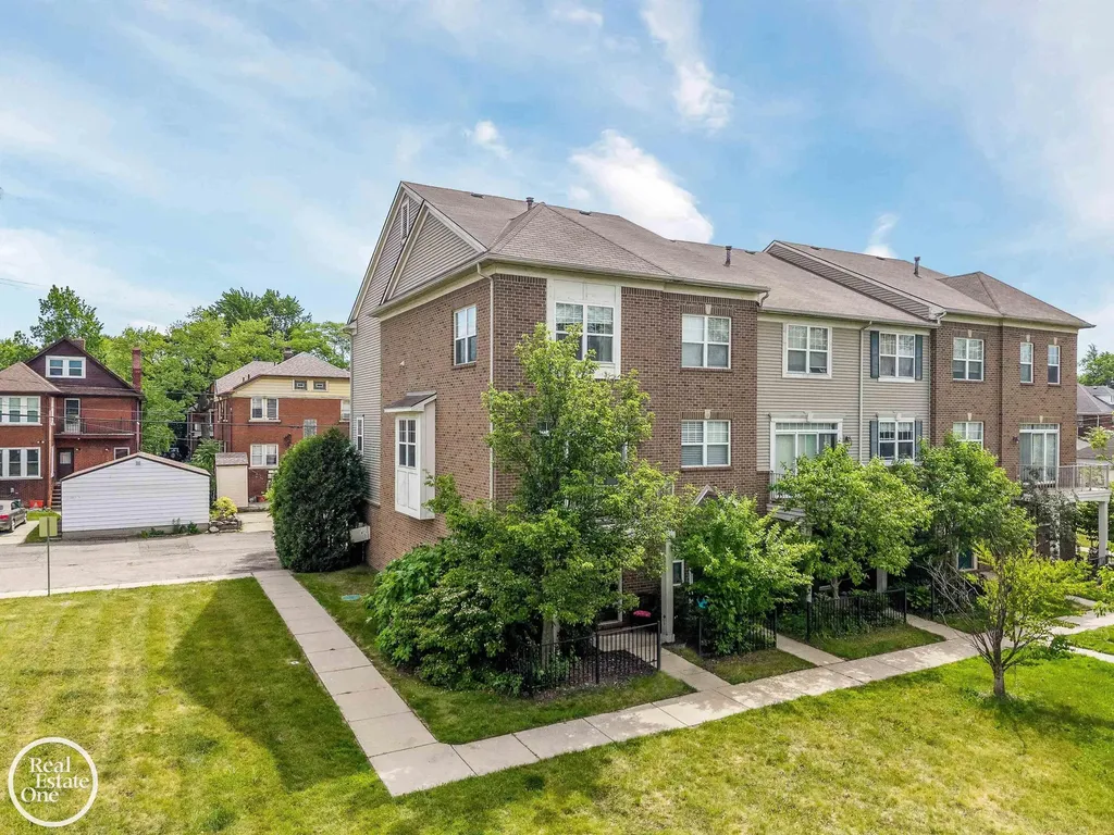 1048 Lakepointe Street Grosse Pointe Park City MI 48230