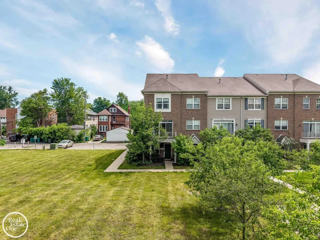 1048 Lakepointe Street Grosse Pointe Park City MI 48230