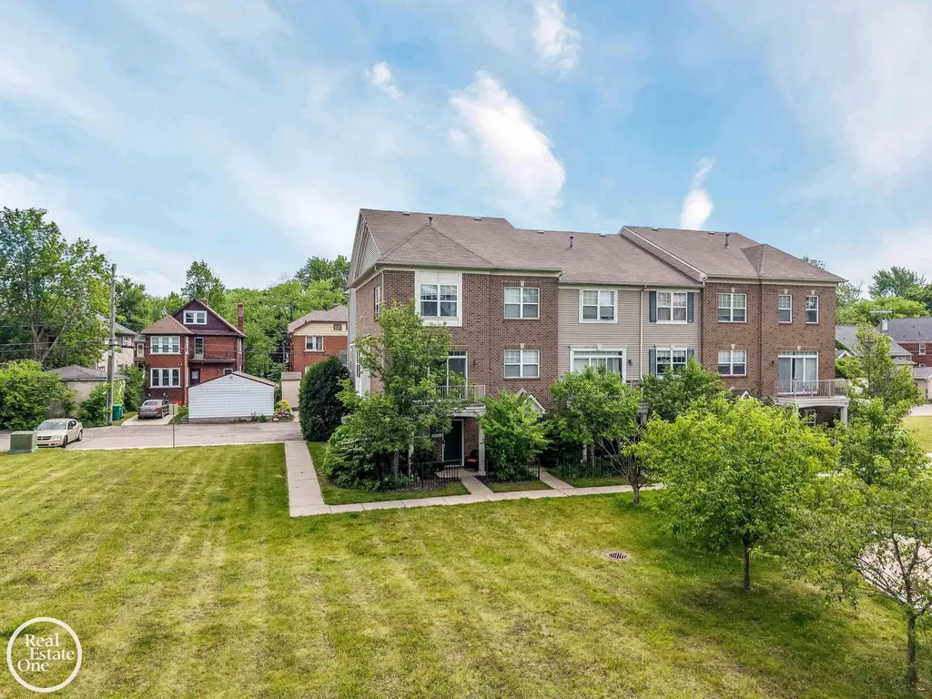1048 Lakepointe Street Grosse Pointe Park City MI 48230