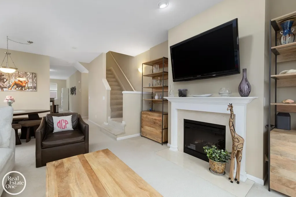 1048 Lakepointe Street Grosse Pointe Park City MI 48230