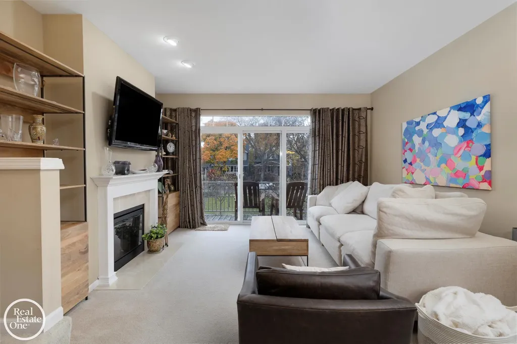 1048 Lakepointe Street Grosse Pointe Park City MI 48230
