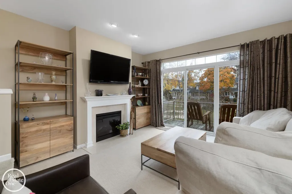 1048 Lakepointe Street Grosse Pointe Park City MI 48230
