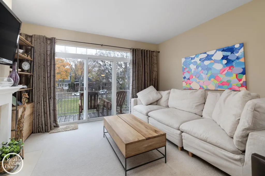 1048 Lakepointe Street Grosse Pointe Park City MI 48230