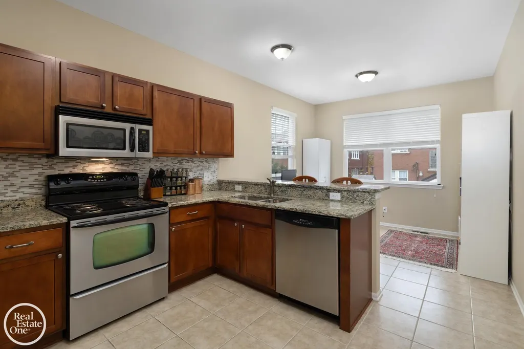 1048 Lakepointe Street Grosse Pointe Park City MI 48230