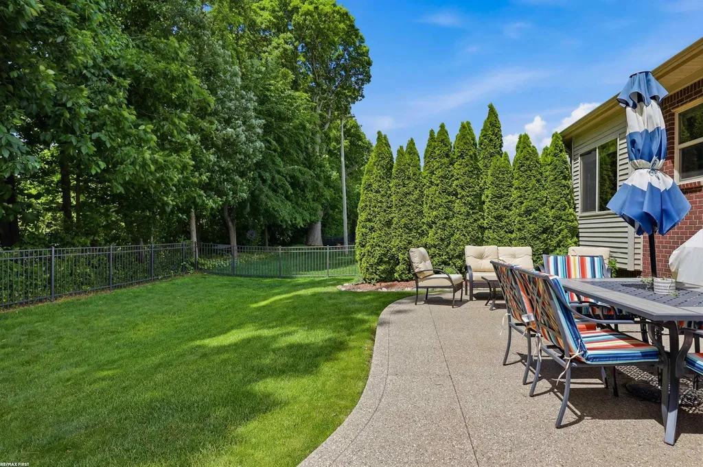 22350 Brantingham Road Macomb Township MI 48044