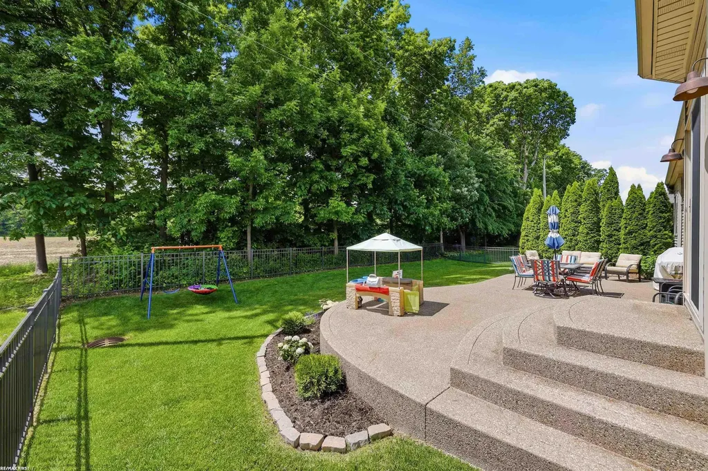 22350 Brantingham Road Macomb Township MI 48044