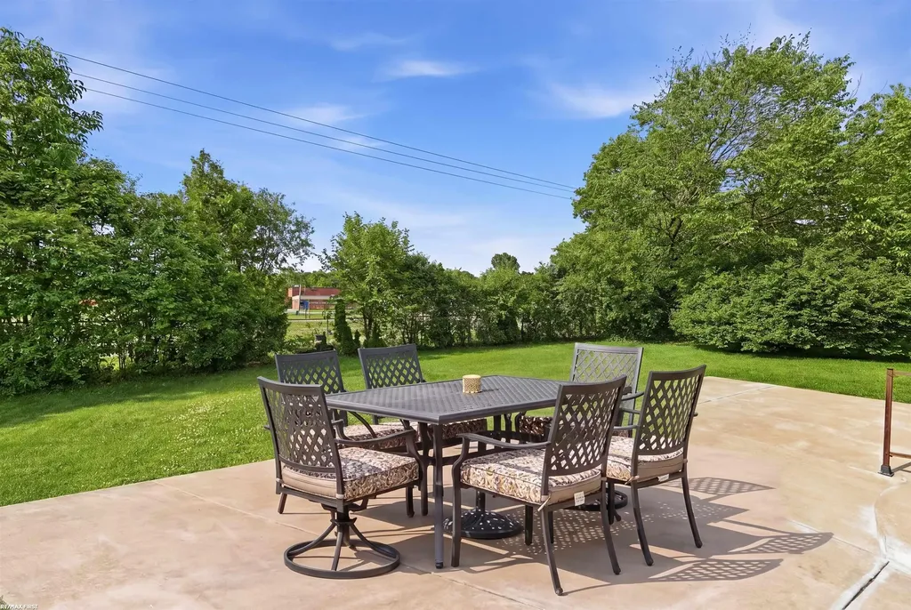 2679 Lacota Road Waterford Charter Township MI 48328