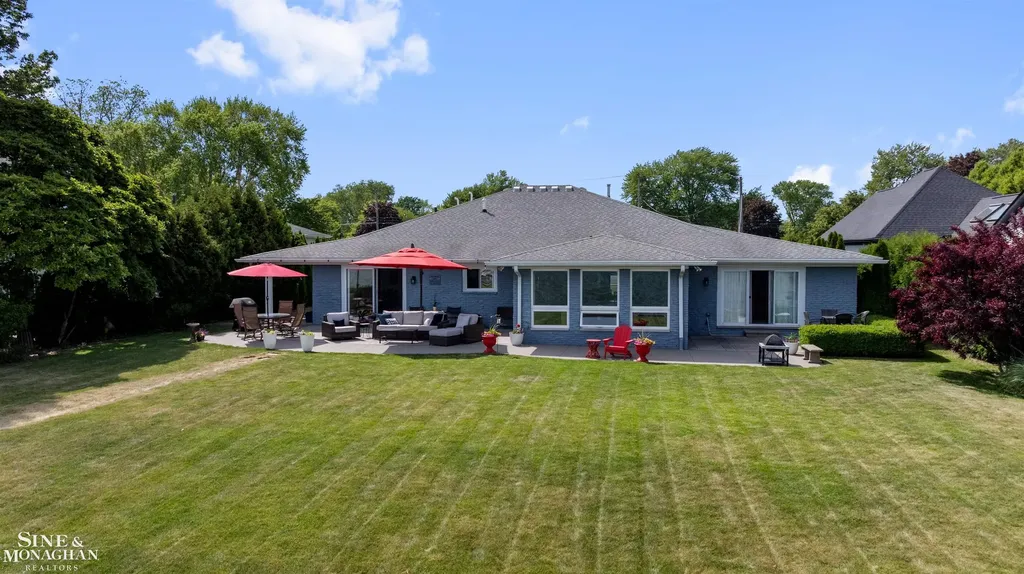 34036 Jefferson Avenue St. Clair Shores City MI 48082