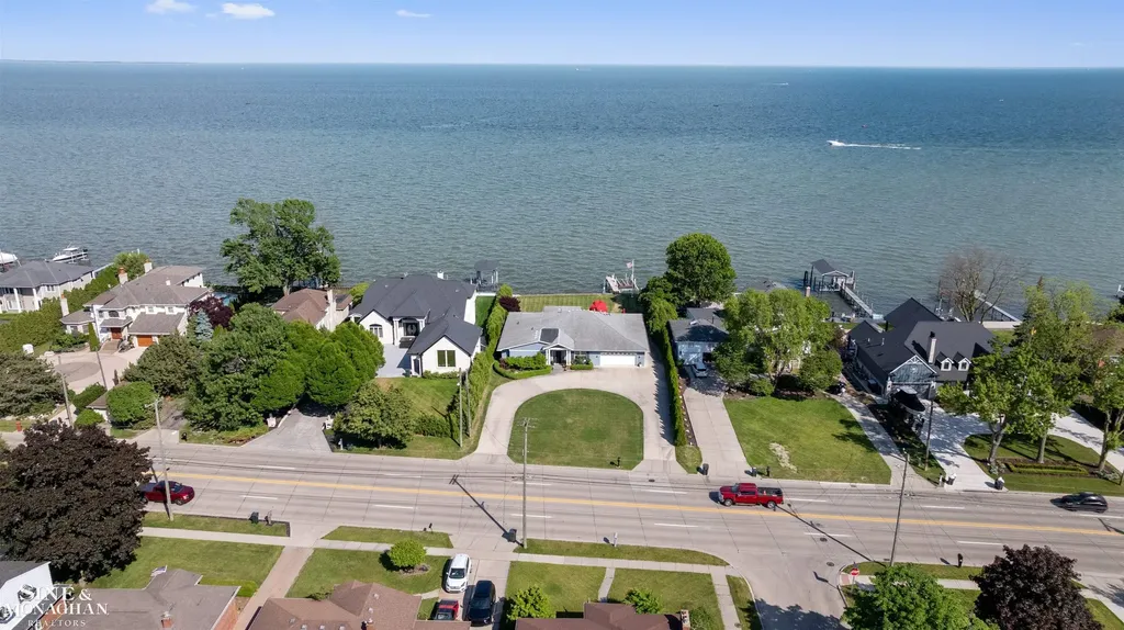 34036 Jefferson Avenue St. Clair Shores City MI 48082