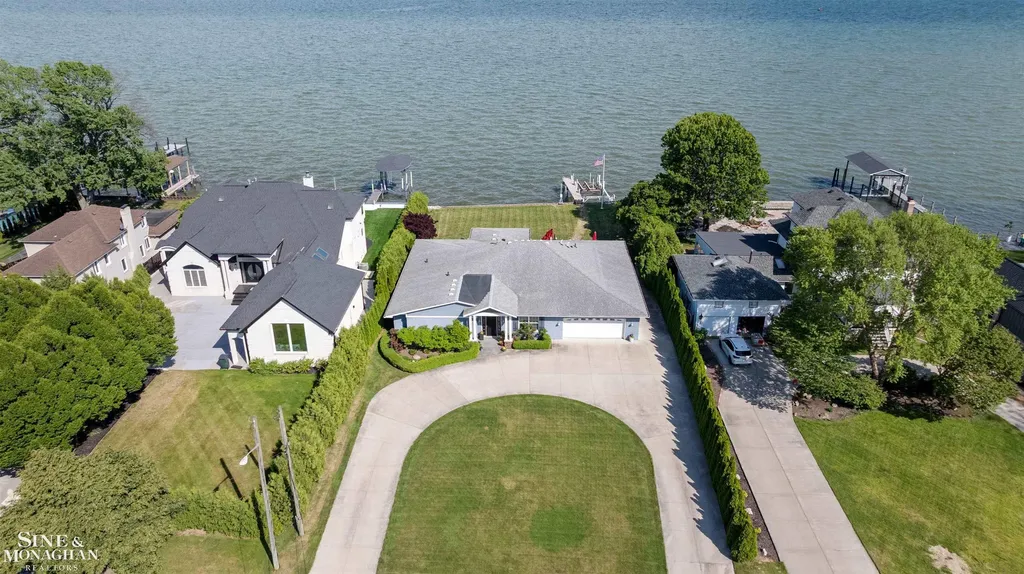 34036 Jefferson Avenue St. Clair Shores City MI 48082