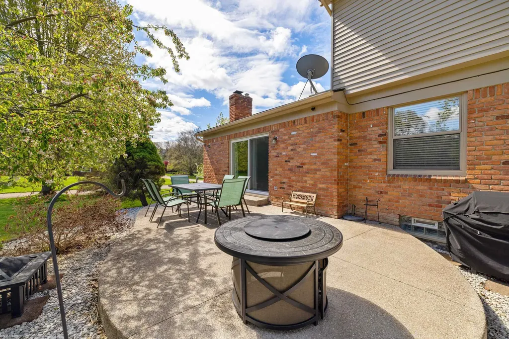 460 Abbey Wood Drive Rochester City MI 48306