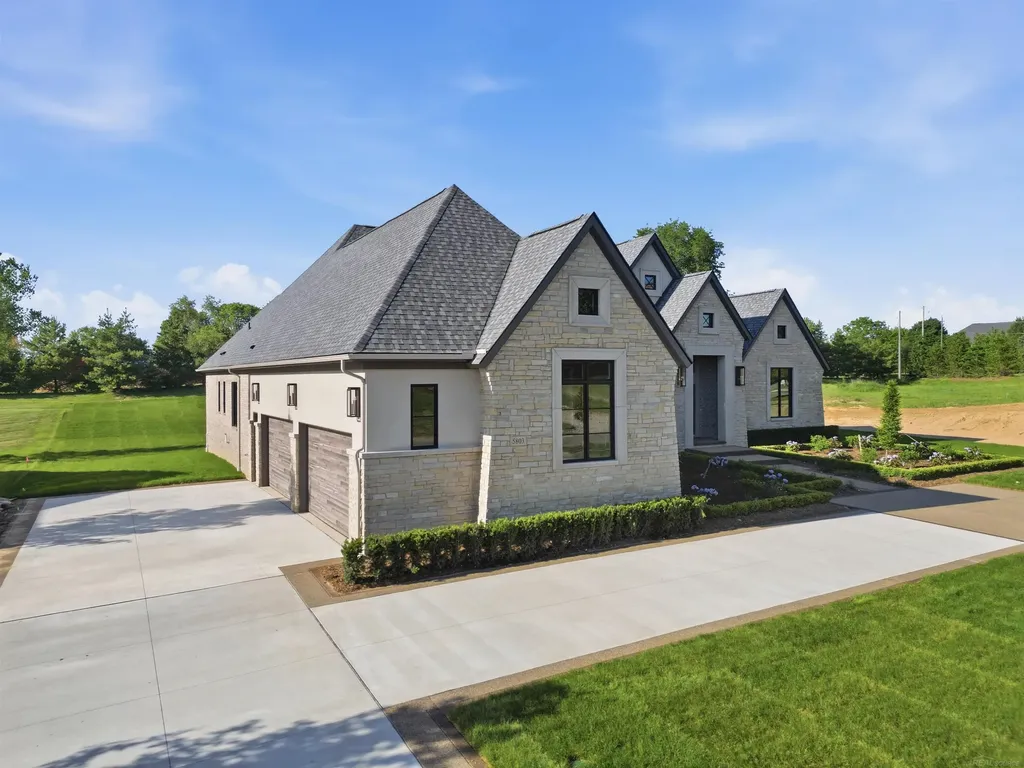 5803 Cotswold Drive Washington Township MI 48094