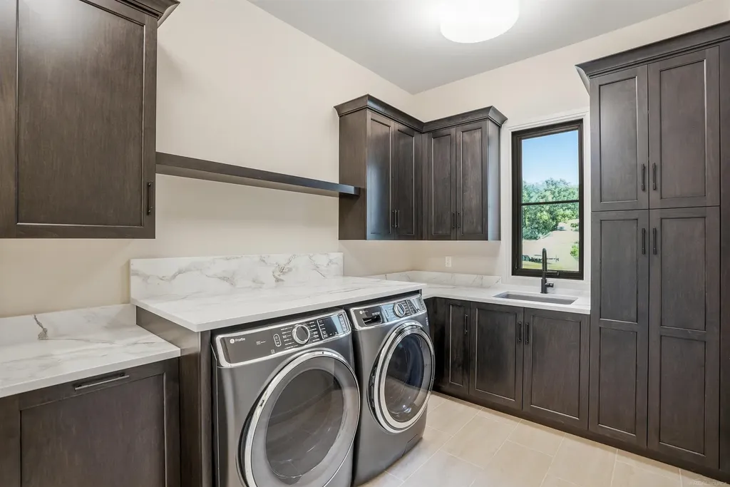 5803 Cotswold Drive Washington Township MI 48094