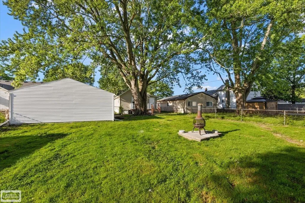 11259 Chapp Avenue Warren City MI 48089