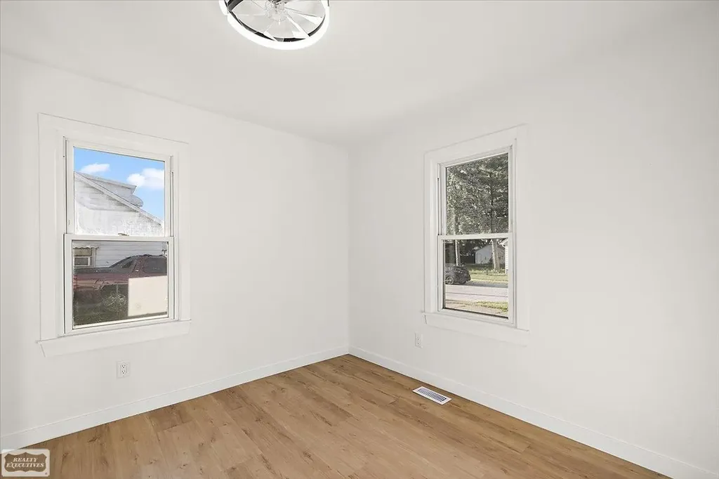 11259 Chapp Avenue Warren City MI 48089