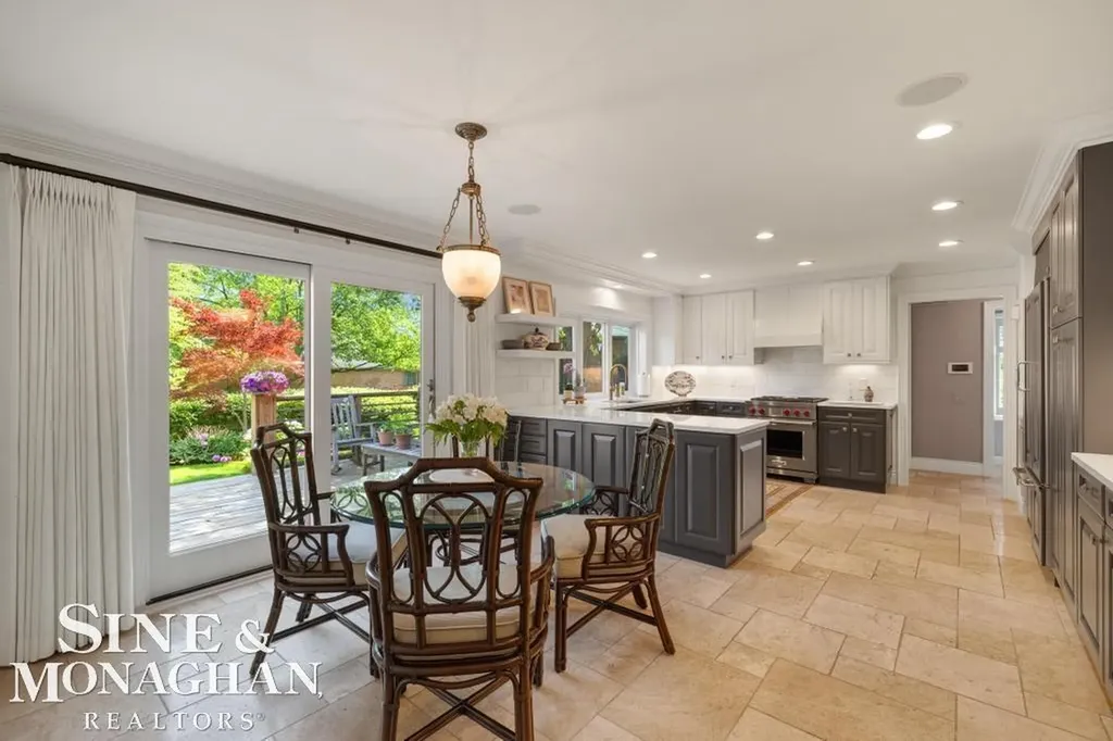22 Windemere Place Grosse Pointe Farms City MI 48236