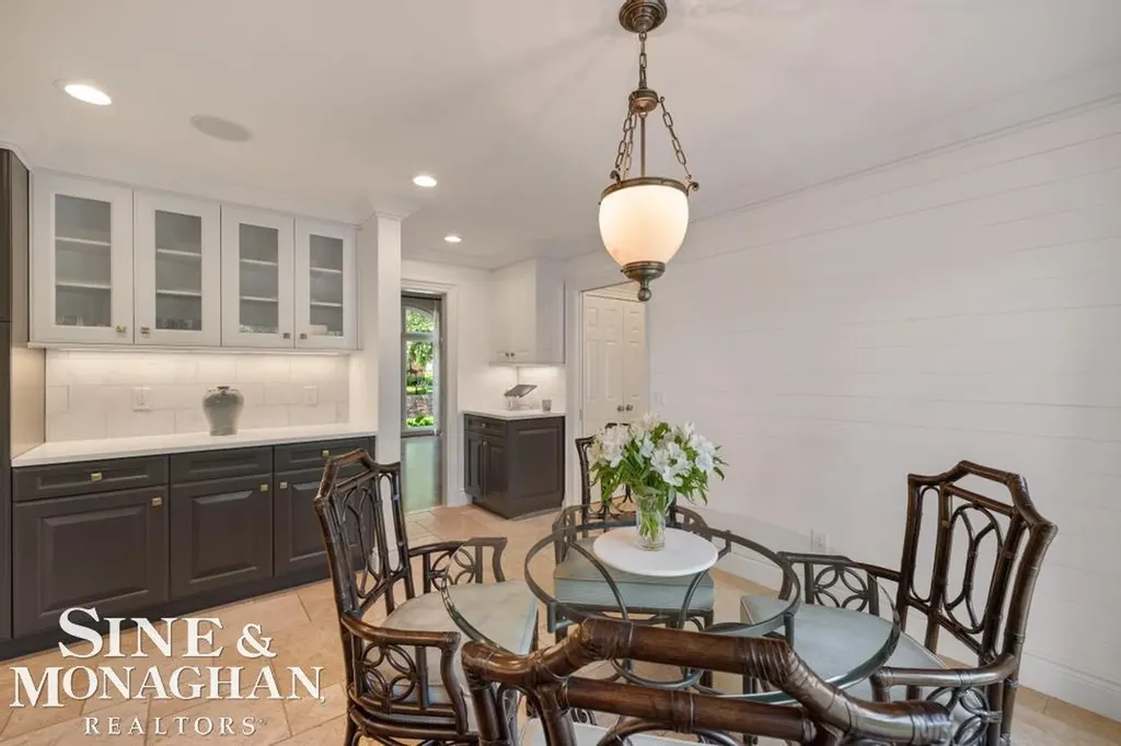 22 Windemere Place Grosse Pointe Farms City MI 48236