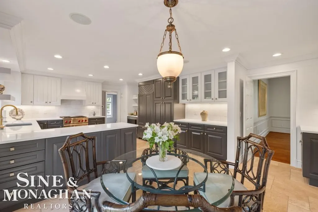 22 Windemere Place Grosse Pointe Farms City MI 48236