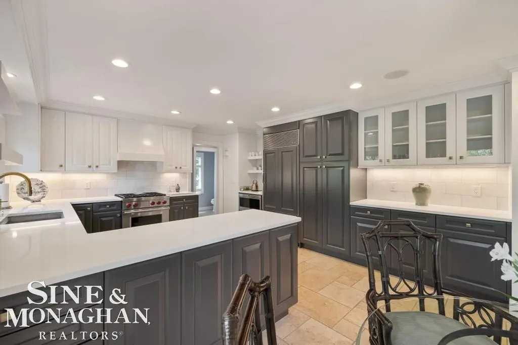 22 Windemere Place Grosse Pointe Farms City MI 48236