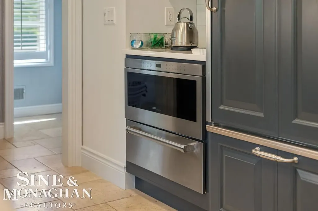 22 Windemere Place Grosse Pointe Farms City MI 48236