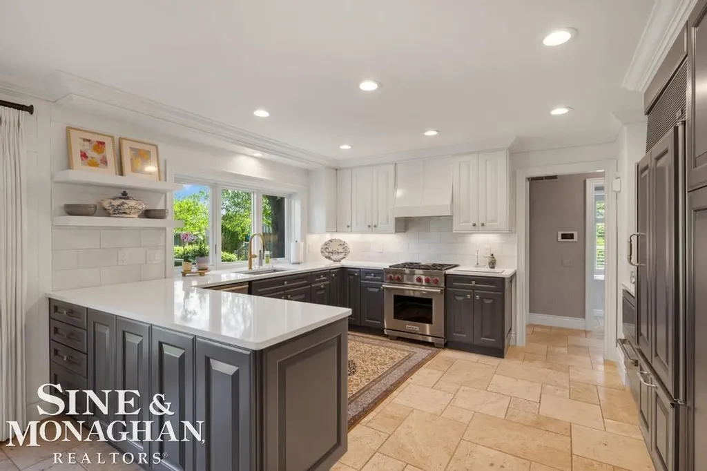 22 Windemere Place Grosse Pointe Farms City MI 48236